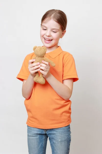 Bambino e orso giocattolo — Foto Stock