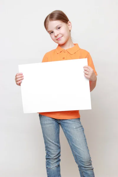 Dítě drží bílé prázdné — Stock fotografie