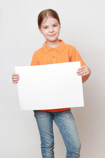 Niño sosteniendo blanco — Foto de Stock