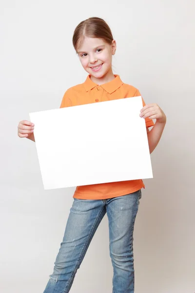 Çocuk holding beyaz boş — Stok fotoğraf