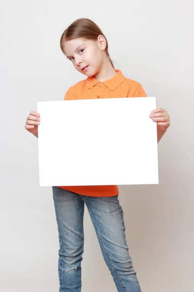 Çocuk holding beyaz boş — Stok fotoğraf