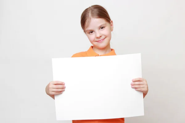 Kid segurando branco em branco — Fotografia de Stock