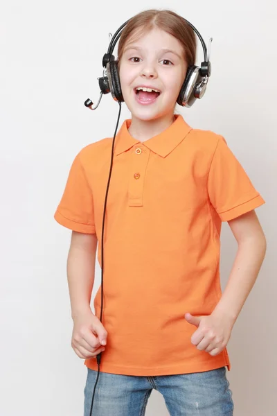 Kid singing — Stock Photo, Image