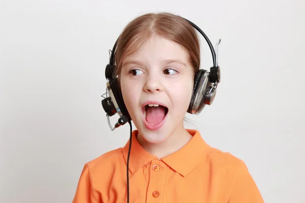 Kid singing — Stock Photo, Image