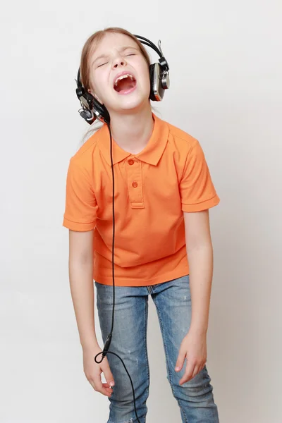 Kid singing — Stock Photo, Image