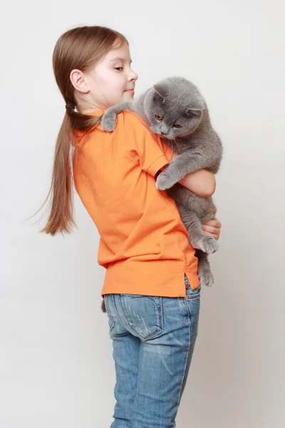 Criança e gato adoráveis — Fotografia de Stock