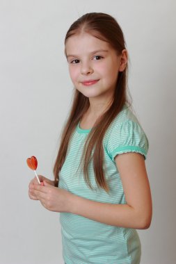 Şekerli tatlı tutan çocuk