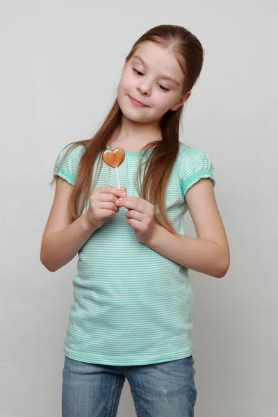 Ребенок держит сладкий десерт — стоковое фото