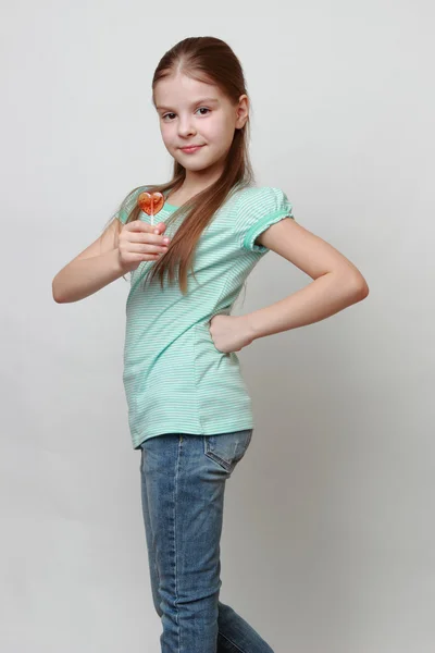 Ребенок держит сладкий десерт — стоковое фото