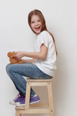 Sevimli çocuk ve oyuncak ayı