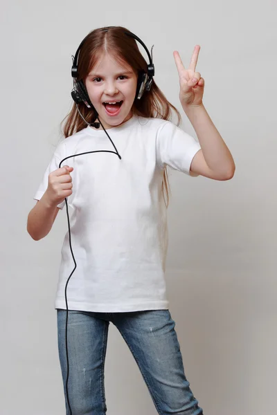 Happy kid singing — Stock Photo, Image