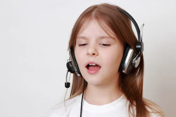 Fröhliches Kind singt — Stockfoto