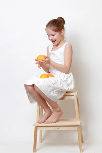 Παιδί κρατώντας eco πορτοκαλί — Φωτογραφία Αρχείου