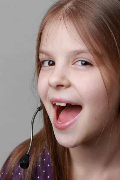 Kid singing — Stock Photo, Image