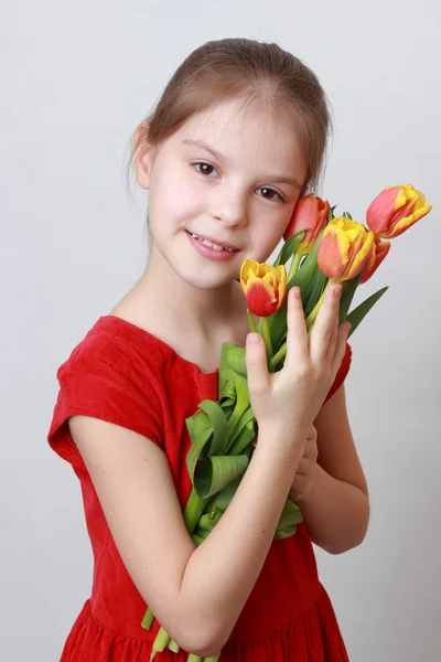 Kid en bloemen — Stockfoto