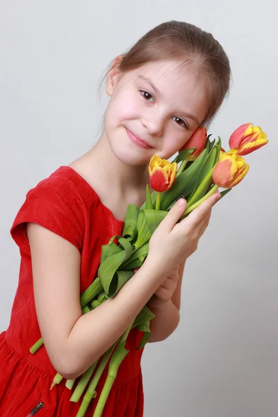 Kid en bloemen — Stockfoto