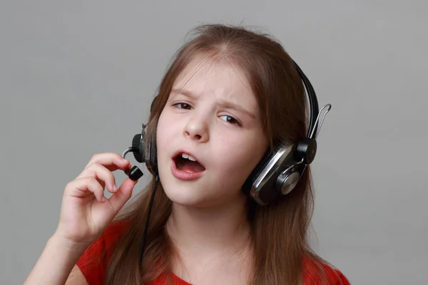 Kid singing — Stock Photo, Image