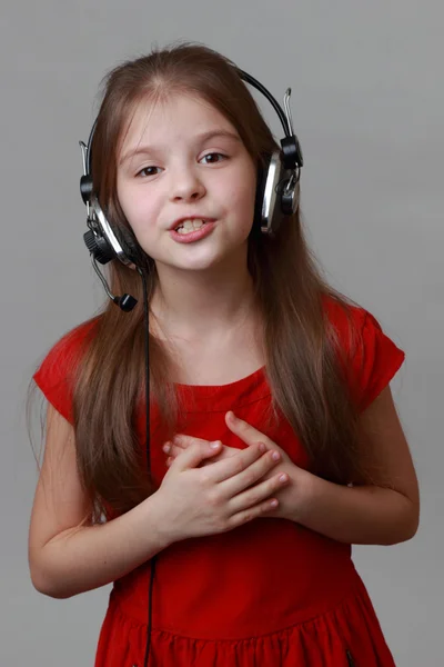 Kid singing — Stock Photo, Image