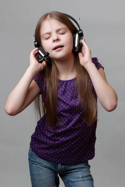 Kid singing — Stock Photo, Image