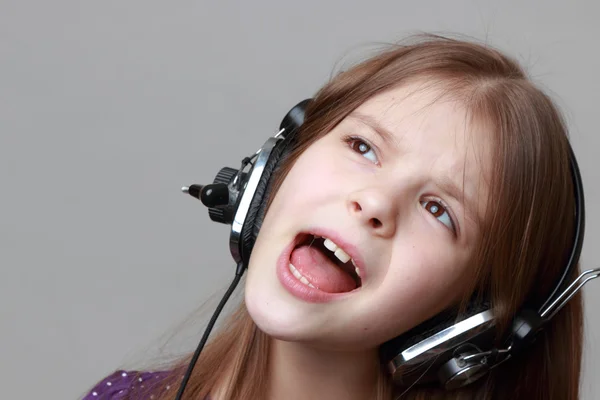 Kid singing — Stock Photo, Image