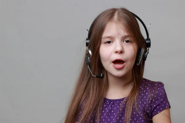 Kid singing — Stock Photo, Image