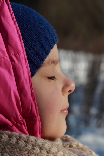 Kid udendørs i vintersæsonen - Stock-foto