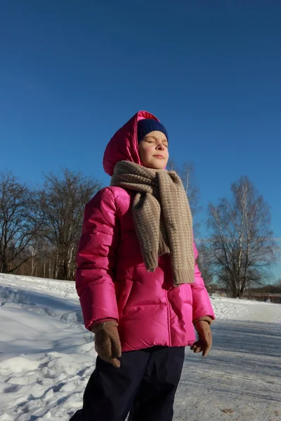 Niño al aire libre en temporada de invierno — Foto de Stock