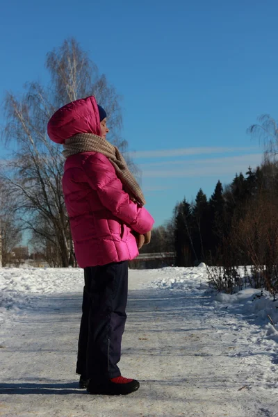 Kid udendørs i vintersæsonen - Stock-foto