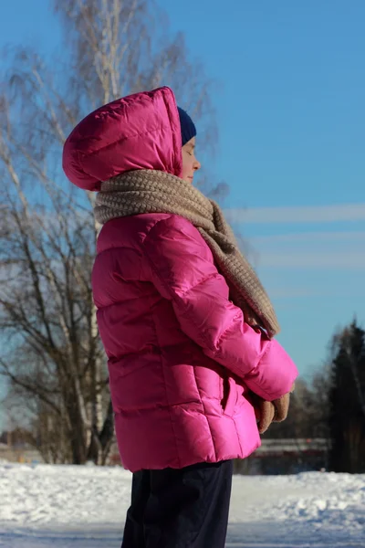 Kid udendørs i vintersæsonen - Stock-foto