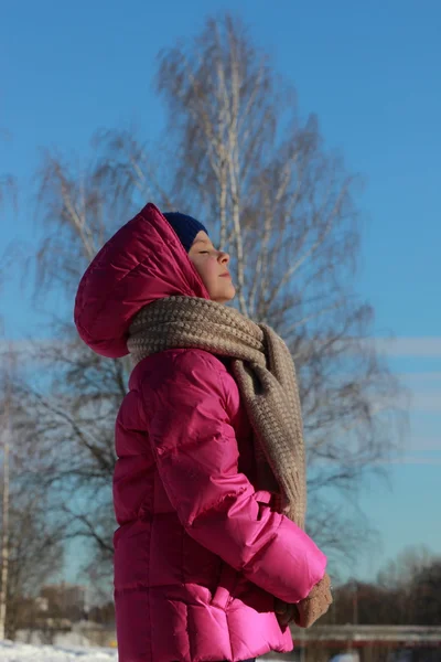 Kid udendørs i vintersæsonen - Stock-foto