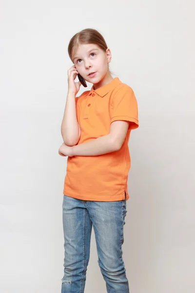 Kid a mobilní telefon — Stock fotografie