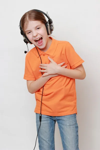 Niño cantando —  Fotos de Stock