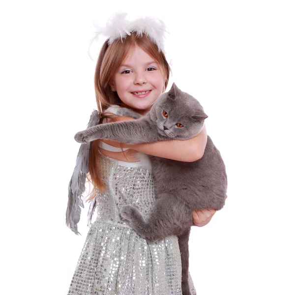 Gadis malaikat kecil yang cantik tersenyum memegang kucing yang cantik — Stok Foto