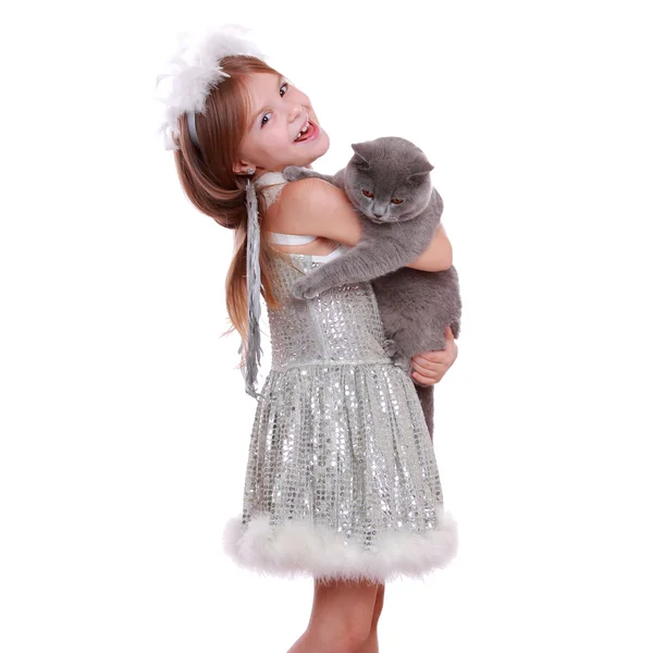 Potret gadis cantik yang ceria sebagai malaikat dengan bola dekoratif Natal — Stok Foto