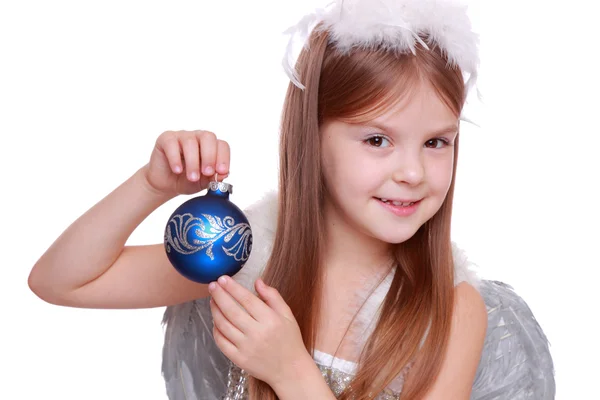 Schönes Porträt von fröhlich schönen Mädchen als Engel mit dekorativer Weihnachtskugel — Stockfoto