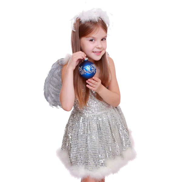 Bel ritratto di allegra bella ragazza come un angelo con palla decorativa di Natale — Foto Stock