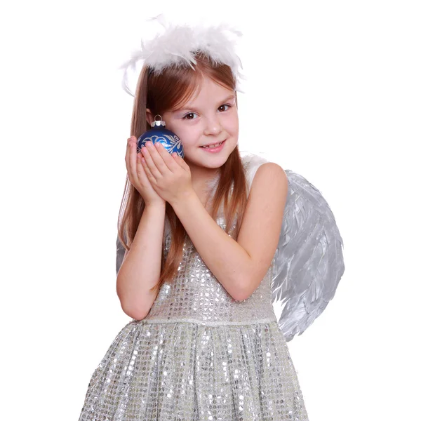 Retrato agradável de menina encantadora alegre como um anjo com bola decorativa de Natal — Fotografia de Stock