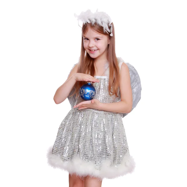 Bonito retrato de alegre chica encantadora como un ángel con bola decorativa de Navidad —  Fotos de Stock