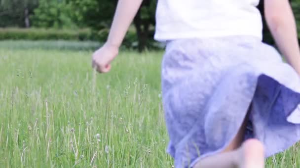 Belle petite fille en plein air — Video