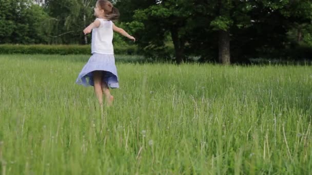 漂亮的小女孩户外 — 图库视频影像