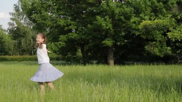 Beautiful little girl outdoor — Stock Video