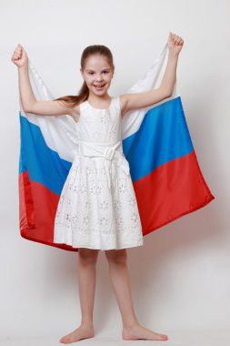 Sembolik bayrak tutan çocuk