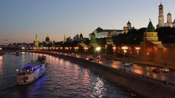 MOSCÚ, RUSIA - 12 DE JUNIO: Vista del río Moskva con el Kremlin — Vídeo de stock