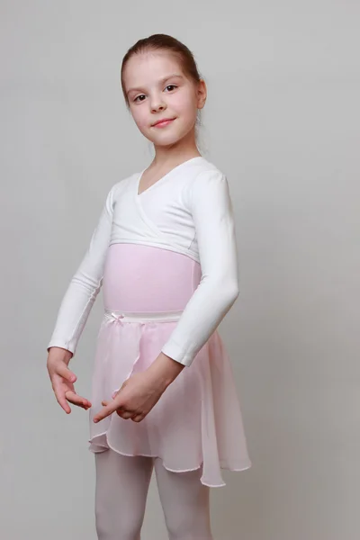 Прекрасная молодая балерина — стоковое фото
