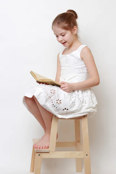 Dziecko i książka — Zdjęcie stockowe