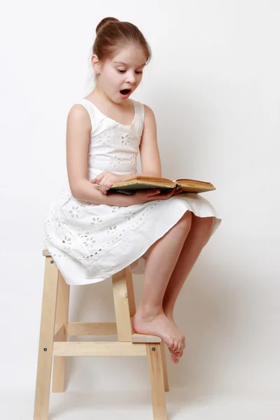 Criança e livro — Fotografia de Stock