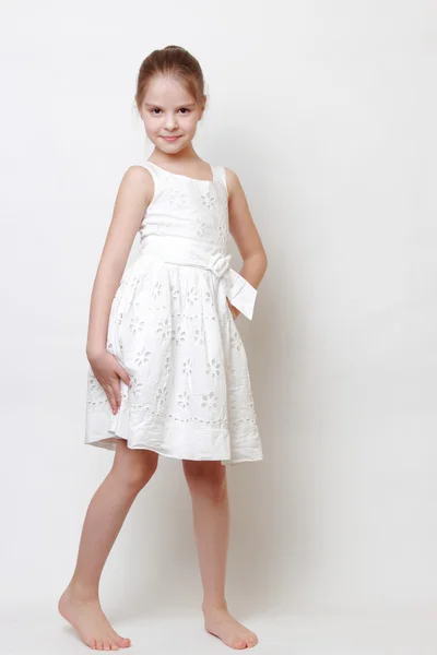 ファッション スマイリー ポーズ ヨーロッパの小さな女の子 — ストック写真
