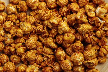 Lezzetli karamelli patlamış mısır