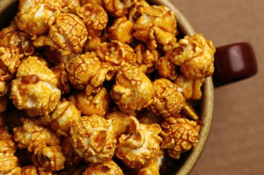 Lezzetli karamelli patlamış mısır