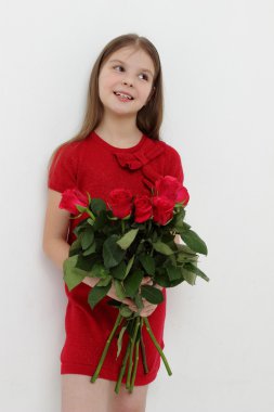 Genç kız ve kırmızı gül